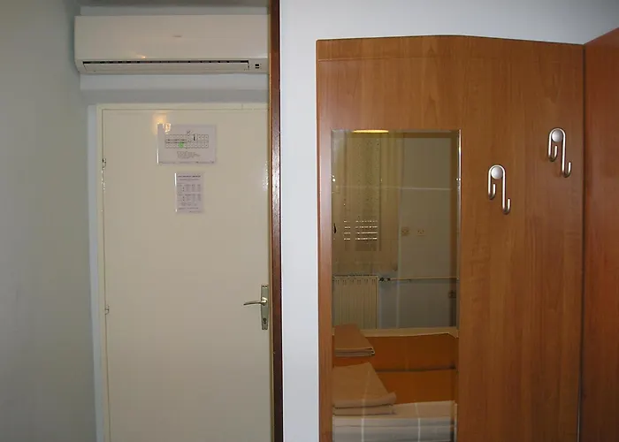 Hotel Kraljevica 酒店 2*